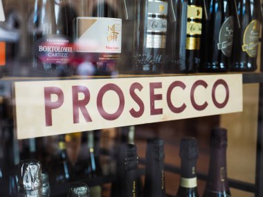 İtalyan prosecco şarap şişeleri Bologna