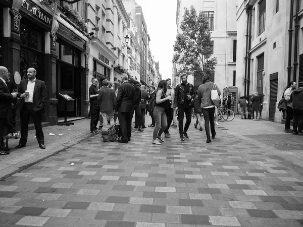 Personer i centrala London svart och vitt — Stockfoto