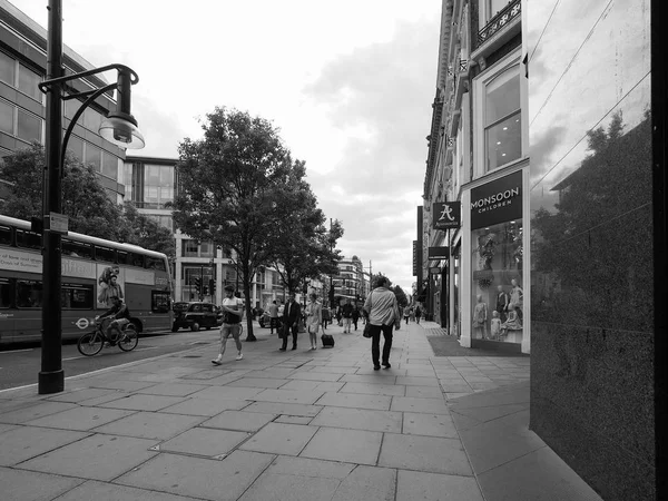 Personas en Oxford Street en Londres en blanco y negro — Foto de Stock