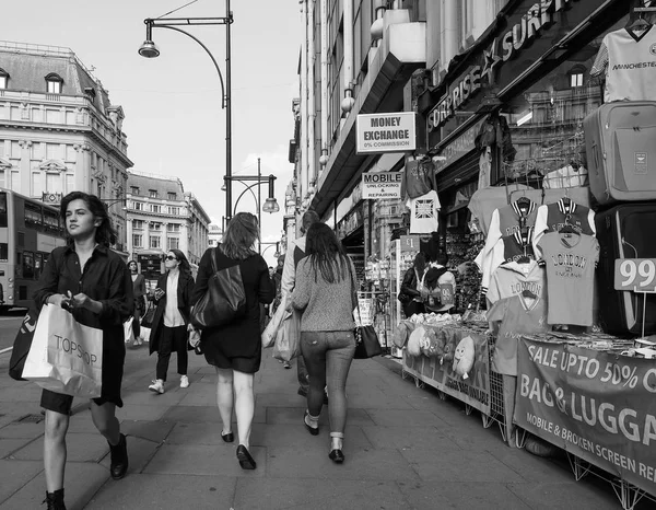 Pessoas em Oxford Street em Londres preto e branco — Fotografia de Stock