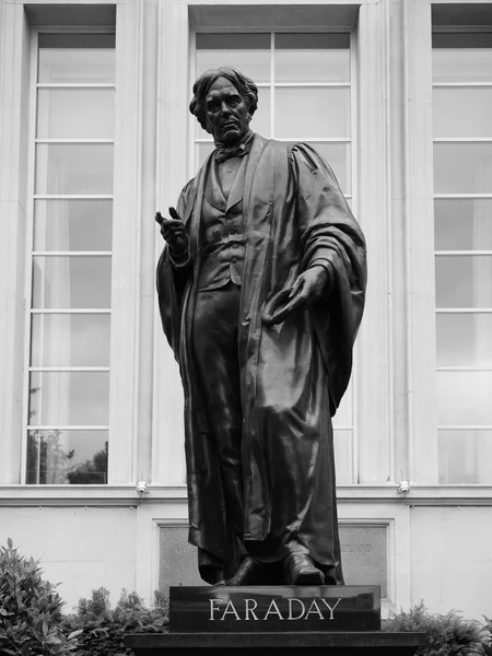 Monumento a Faraday in Savoy Place a Londra in bianco e nero — Foto Stock