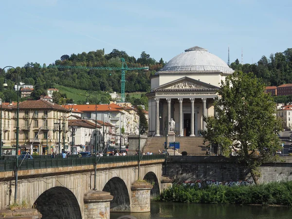 Мост Понте Витторио и церковь Гран-Мадре в Турине — стоковое фото