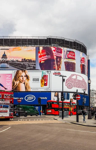 Persone a Piccadilly Circus a Londra (hdr ) — Foto Stock