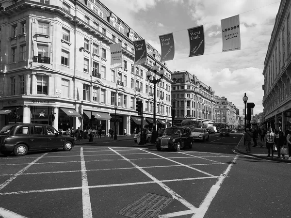 Människor i Regent Street i London svart och vitt — Stockfoto