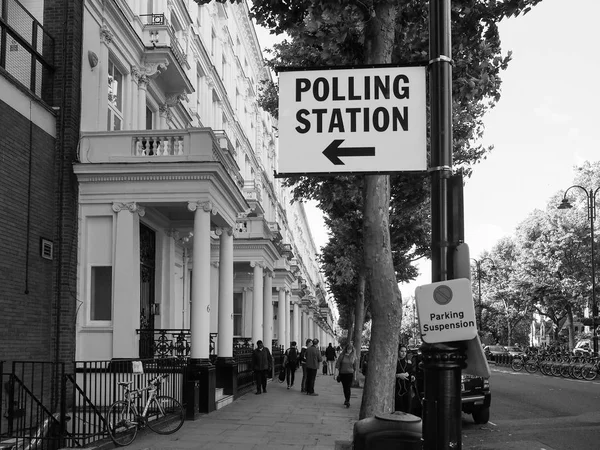 Estación de votación en Londres en blanco y negro — Foto de Stock