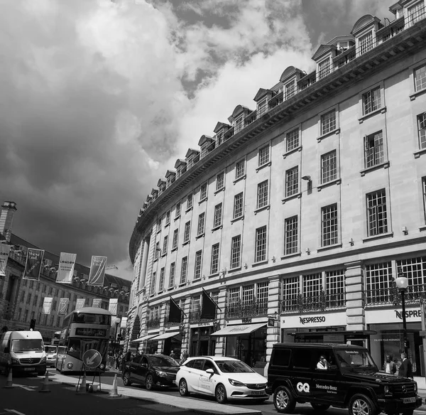 Personas en Piccadilly Circus en Londres blanco y negro —  Fotos de Stock