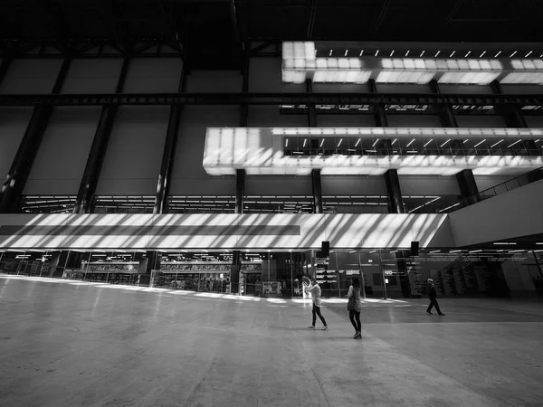 Tate Modern Turbine Hall в Лондоне черно-белый — стоковое фото