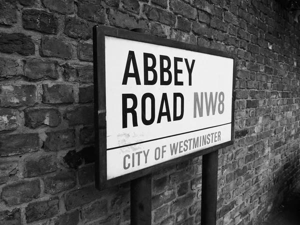 Abtei-Wegweiser in London schwarz-weiß — Stockfoto