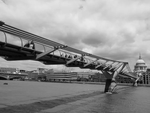 Millennium Bridge in London black and white — Stock Photo, Image