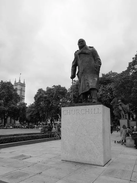 Estátua Churchill em Londres preto e branco — Fotografia de Stock