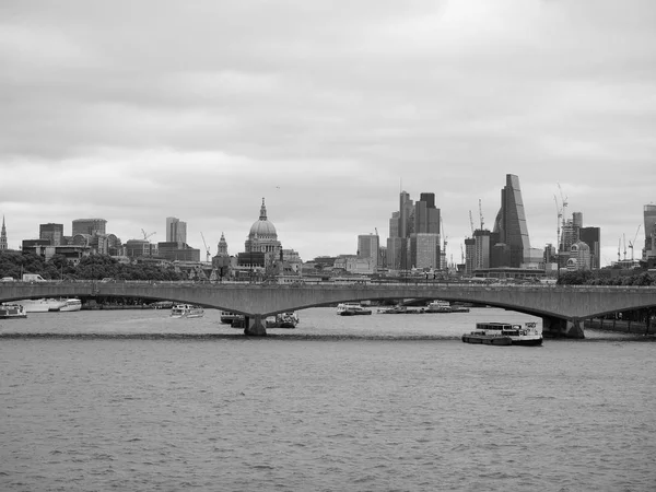 Río Támesis en Londres blanco y negro — Foto de Stock