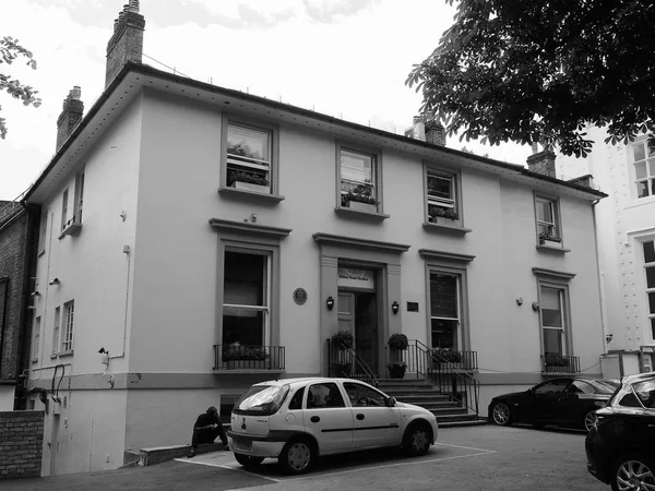 Abbey Road studios in London black and white — Stock Photo, Image