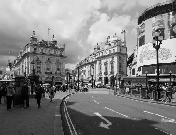 Människor i Piccadilly Circus i London svart och vitt — Stockfoto