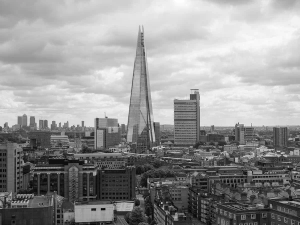 Ciudad de Londres skyline blanco y negro — Foto de Stock