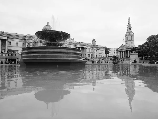 Emberek, a Trafalgar Square, London fekete-fehér — Stock Fotó