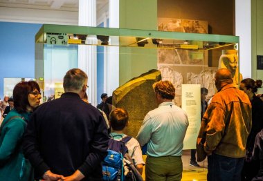 Turistler hdr Londra'da British Museum'da