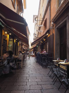 İnsanlar Bologna şehir merkezinde