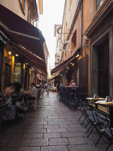 İnsanlar Bologna şehir merkezinde — Stok fotoğraf