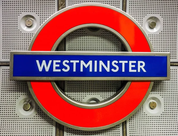 Westminster estação de metro roundel em Londres (hdr ) — Fotografia de Stock