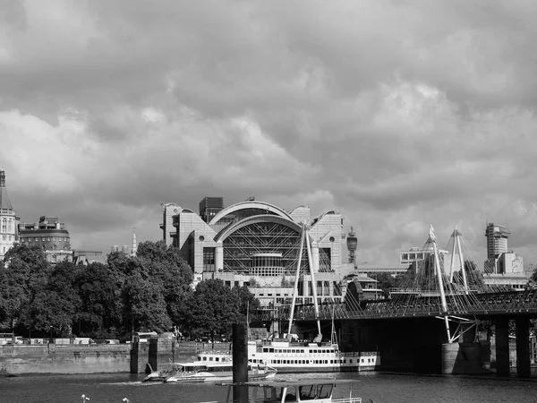 查林十字在伦敦的黑白 — 图库照片
