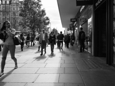 Oxford Street insanlar Londra siyah ve beyaz