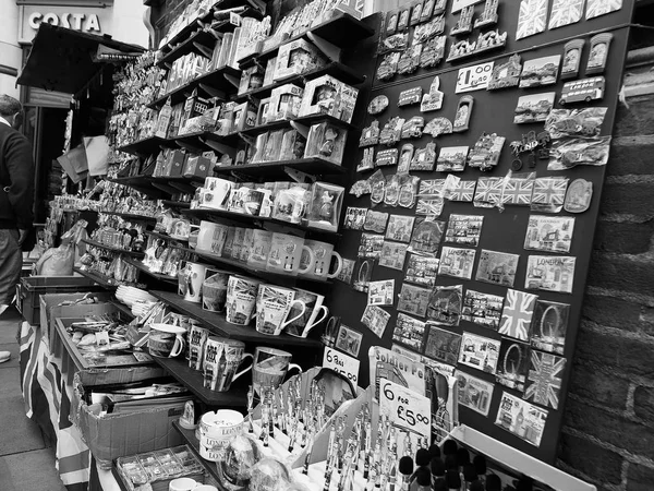 London souvenirbutik minnessaker i London svart och vitt — Stockfoto