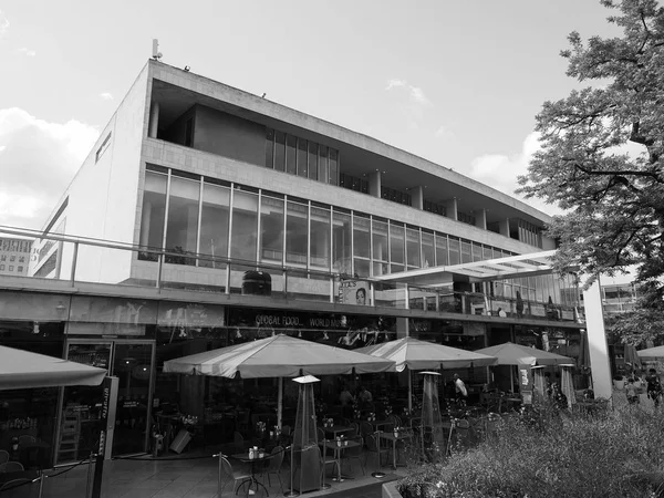 Royal Festival Hall in London schwarz-weiß — Stockfoto