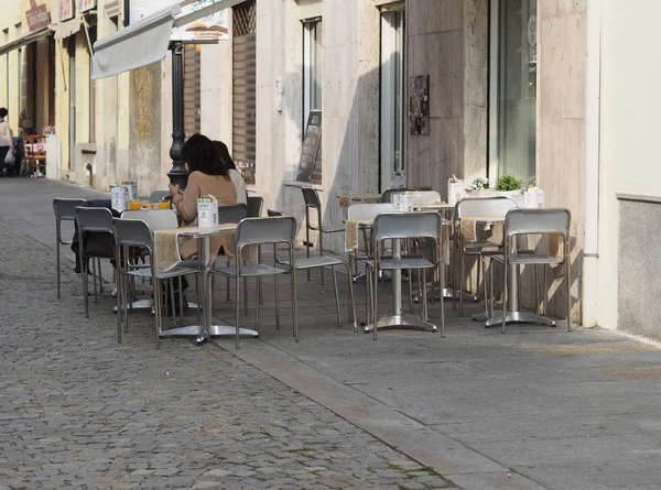 Women at dehors bar in Venaria — Stock Photo, Image