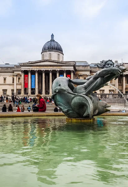 Ludzie na Trafalgar Square w Londynie (hdr) — Zdjęcie stockowe