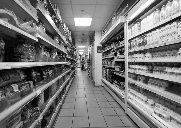 Supermercado Tesco en Londres en blanco y negro — Foto de Stock