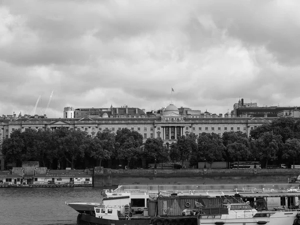 Londra siyah beyaz Thames Nehri — Stok fotoğraf