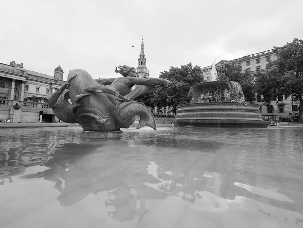 Personnes à Trafalgar Square à Londres noir et blanc — Photo