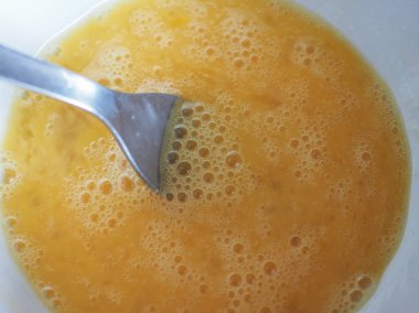 bir kapta yumurta sarısı