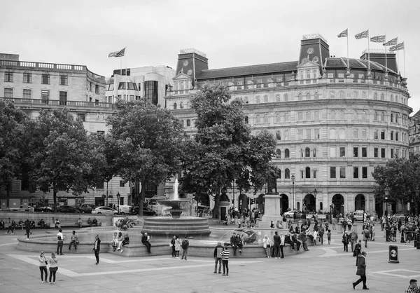 黒と白のロンドンのトラファルガー広場の人 — ストック写真