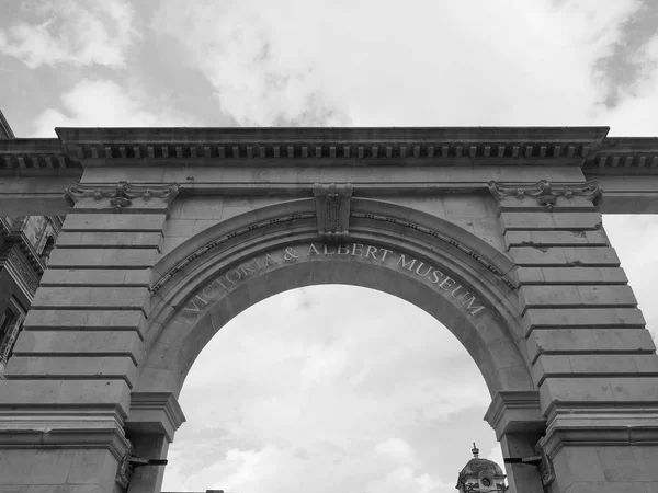 Victoria and Albert Museum in London black and white — Stock Photo, Image