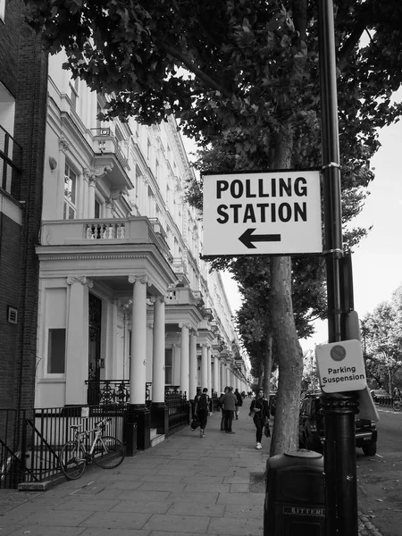 Polling station i London svart och vitt — Stockfoto