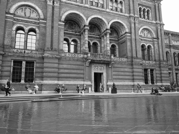 Victoria and Albert Museum in London black and white — Stock Photo, Image