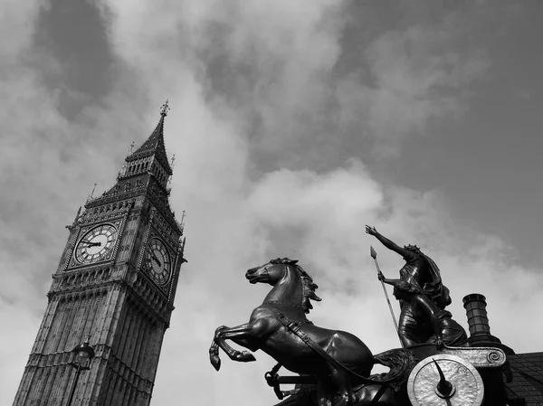 Boadicea monument in london schwarz und weiß — Stockfoto