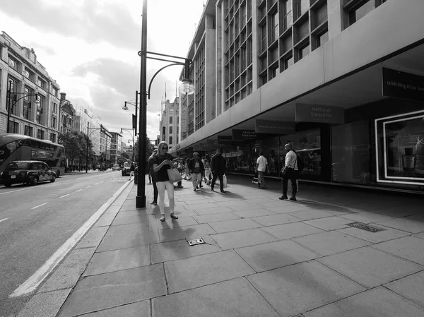 人们在牛津街在伦敦黑色和白色 — 图库照片