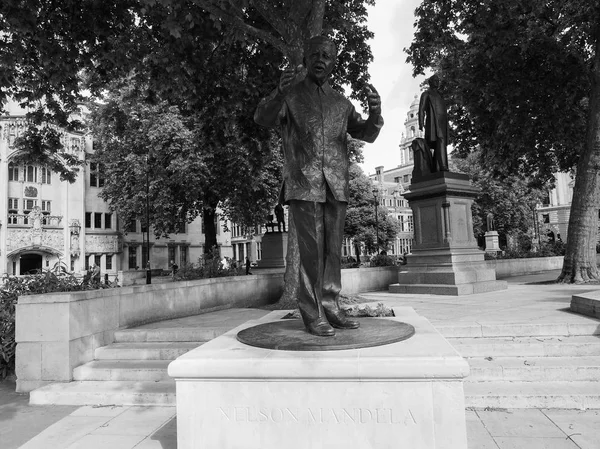 Mandela staty i London svart och vitt — Stockfoto