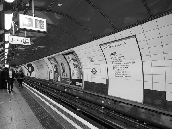Victoria tunnelbanestation i London svart och vitt — Stockfoto