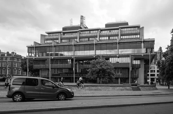 Queen Elizabeth Ii Centre i London svart och vitt — Stockfoto