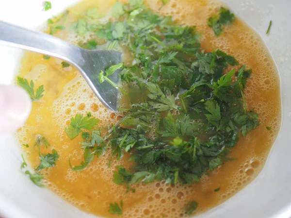 Yema de huevo con perejil en tazón —  Fotos de Stock