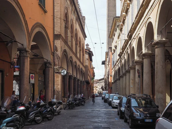 İnsanlar Bologna şehir merkezinde