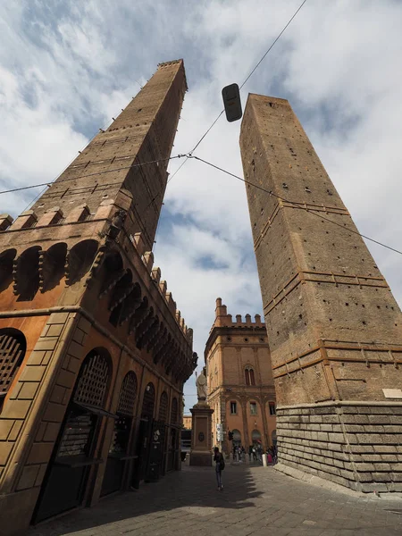 Due torri (twee torens) in Bologna — Stockfoto