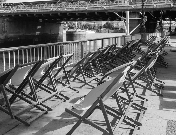 Cadeiras de praia em Londres preto e branco — Fotografia de Stock