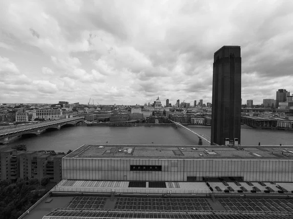 Ciudad de Londres skyline blanco y negro — Foto de Stock