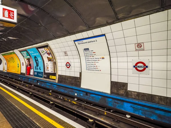 Victoria tube station in london, hdr — Stockfoto