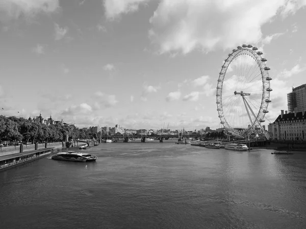 London Eye em Londres preto e branco — Fotografia de Stock