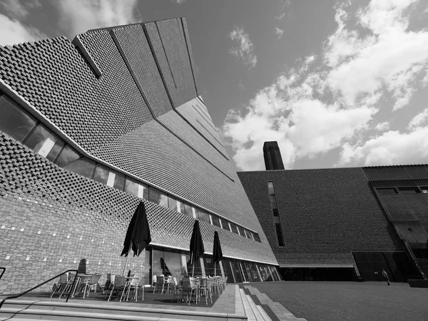 Tate modernes Tavatnik-Gebäude in London schwarz und weiß — Stockfoto